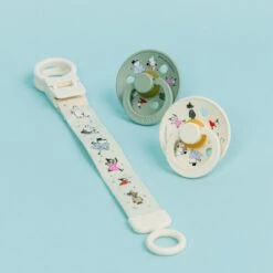 BIBS 3-tlg Geschenk-Set 2 Latex-Schnuller Colour 6-18 M + Schnullerband - Moomin Friends - Ivory / Sage -Baby Artikel bibs 3 tlg geschenk set 2 latex schnuller colour 6 18 m schnullerband moomin friends ivory sage 7500142 d12