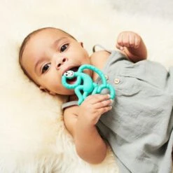 Matchstick Monkey Beißring Mini - Affe - Grün -Baby Artikel matchstick monkey beissring mini affe grun mm mmt 008 d3