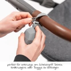 4-tlg. Schnuller-Zubehör-Set - 2x Silikon-Schnullerbox + 2x Schnullerkette Mit Silikon-Perlen & Gummiring Inkl. Clip - Grau Beere -Baby Artikel miamia 4 tlg schnuller zubehor set 2x silikon schnullerbox 2x schnullerkette mit silikon perlen gummiring inkl clip grau beere set 835 d4